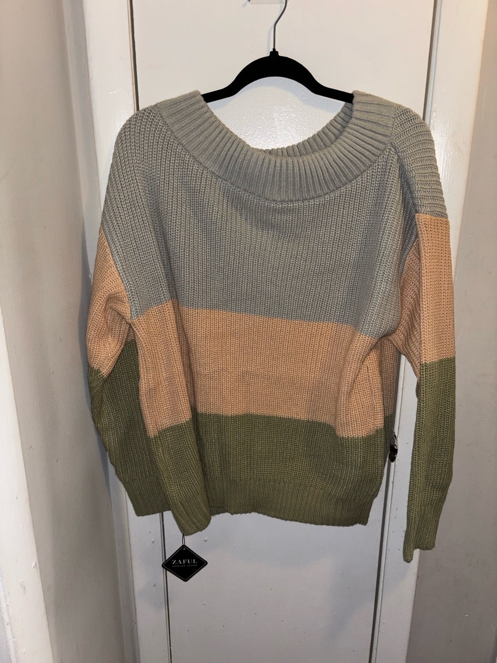 Womens round neck sweater size medium (NWT)